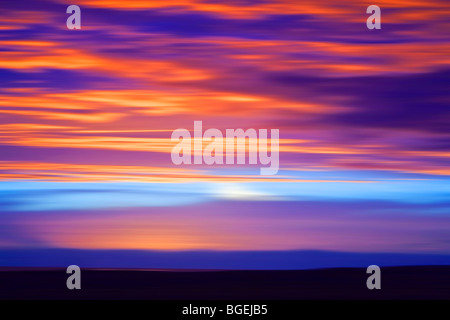 Striature nel cielo. Tramonto sull'Oceano Atlantico. Doolin, nella contea di Clare. Costa occidentale dell'Irlanda. Foto Stock