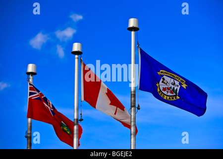 Tre bandiere (Ontario, Canada, lago rosso) sulla bandiera poli nell'Norseman Heritage Centre Park nella città di Red Lake, Ontario, Foto Stock