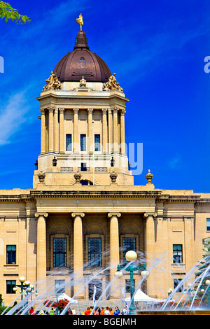 L'edificio legislativo visto dal Manitoba Plaza nella città di Winnipeg, Manitoba, Canada. Foto Stock