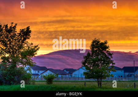 Tramonto e formazioni di nubi sopra la città di Winnipeg, Manitoba, Canada. Foto Stock