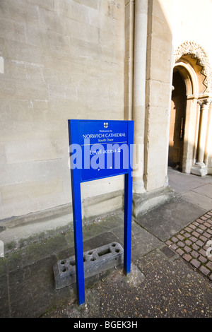 Intorno a Norwich Cathedral nel cuore del Norfolk, Inghilterra Foto Stock