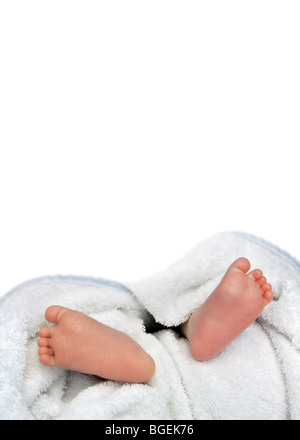 Piedi del bambino avvolto in asciugamano che mostra le dita dei piedi e delle suole Foto Stock