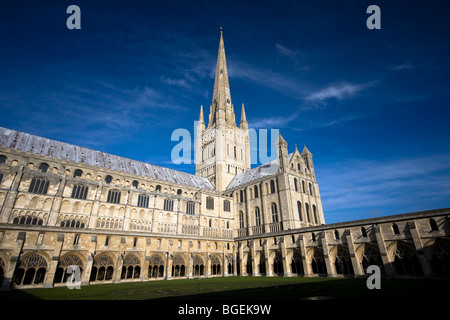 Intorno a Norwich Cathedral nel cuore del Norfolk, Inghilterra Foto Stock