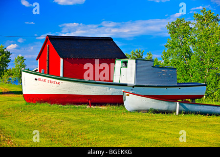Vecchie barche e rosso versato in Hecla villaggio sulle rive del Lago Winnipeg, Hecla Isola, Manitoba, Canada. Foto Stock