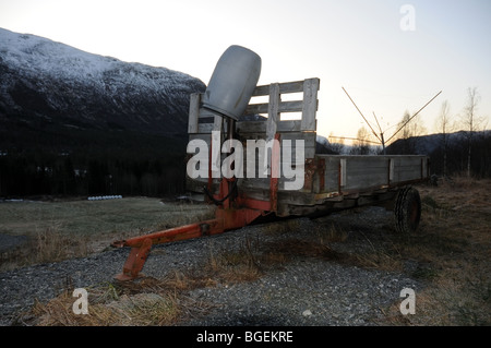 Un rimorchio di fattoria in Norvegia al crepuscolo Foto Stock