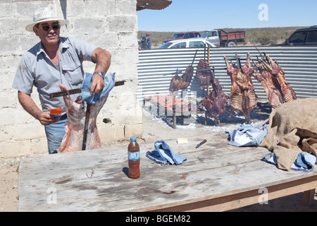 15 novembre 2009 Cowboy horse racing vicino Piramides, Penisola Valdes, Chubut, Patagonia, Argentina Foto Stock