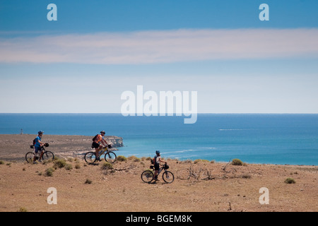 22 novembre 2009 Escursioni in bicicletta a Penisola Valdes, Chubut, Argentina, Patagonia con il golfo di San Jose in background Foto Stock