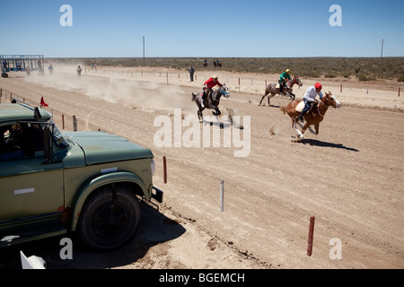 15 novembre 2009 Cowboy horse racing vicino Piramides, Penisola Valdes, Chubut, Patagonia, Argentina Foto Stock