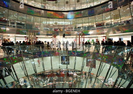 Vista interna del vetro spettacolare atrio murato di Gallerie Lafayette sulla Friedrichstrasse in Mitte Berlino Germania Foto Stock