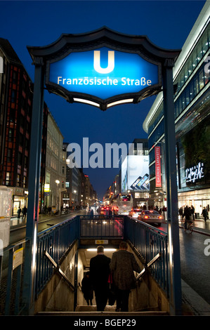 Vista della Friedrichstrasse di notte all'entrata Franzosische Strasse Metropolitana ferroviaria in Mitte Berlino Germania Foto Stock