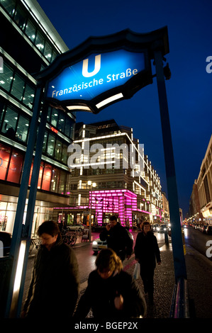 Vista della Friedrichstrasse di notte all'entrata Franzosische Strasse Metropolitana ferroviaria in Mitte Berlino Germania Foto Stock