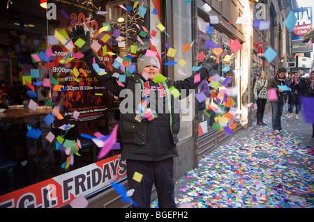 Coriandoli per essere utilizzati in Times Square durante la vigilia di Capodanno è dato una prova di volo in Times Square a New York Foto Stock