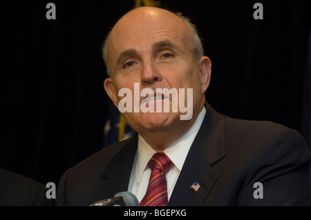 L'ex sindaco di New York Rudy Giuliani annuncia egli non verrà eseguito per ufficio politico nel 2010 Foto Stock