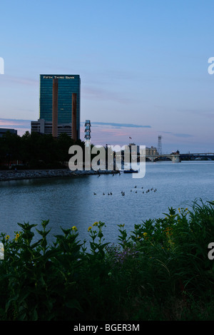 Oche flottazione verso il basso Swan Creek verso il Fiume Maumee nel centro di Toledo, Ohio Foto Stock