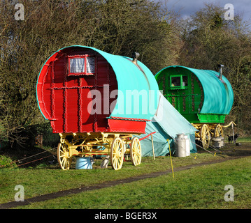 Romani (Gypsy) camp su strada sulla B3407, Hampshire, Inghilterra, Regno Unito. Foto Stock