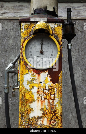Primo piano di un vecchio 1930 inutilizzato benzina Pumpsat il distributore di benzina ora abbandonato di G.Moores garage, Steeple Ashton, Wiltshire, Inghilterra Foto Stock