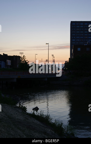 Twilight vicino Swan Creek e Monroe Street nel centro di Toledo, Ohio Foto Stock