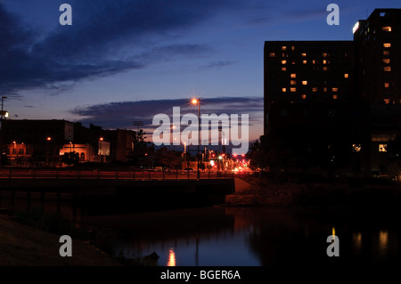 Tramonto vicino Swan Creek e Monroe Street nel centro di Toledo, Ohio Foto Stock