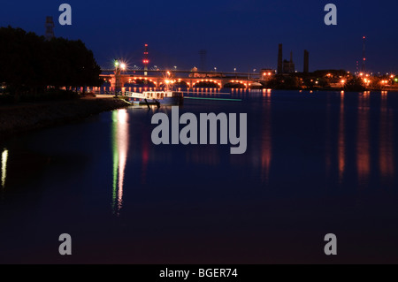 Di notte le luci sul Fiume Maumee nel centro di Toledo, Ohio Foto Stock