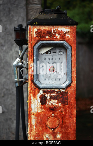 Primo piano di un vecchio 1930 inutilizzato benzina Pumpsat il distributore di benzina ora abbandonato di G.Moores garage, Steeple Ashton, Wiltshire, Inghilterra Foto Stock