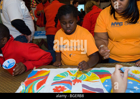 Volontari al punto murali di vernice per il Martin Luther King Day nel quartiere del Bronx a New York Foto Stock