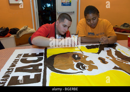 Volontari al punto murali di vernice per il Martin Luther King Day nel quartiere del Bronx a New York Foto Stock