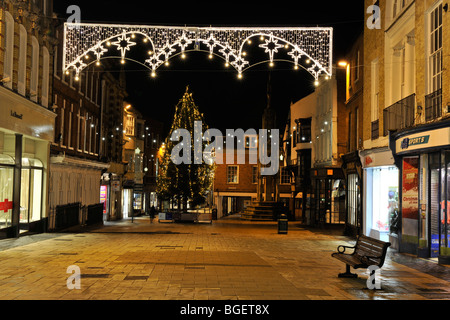 Le luci di Natale in High Street, Winchester, Hampshire, Regno Unito. Foto Stock