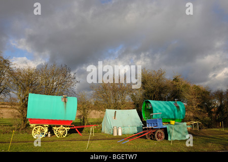 Romani (Gypsy) camp su strada sulla B3407, Hampshire, Inghilterra, Regno Unito. Foto Stock