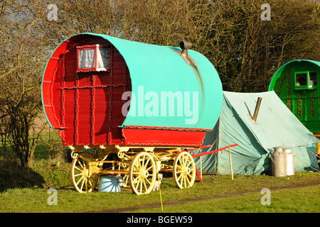 Romani (Gypsy) camp su strada sulla B3407, Hampshire, Inghilterra, Regno Unito. Foto Stock