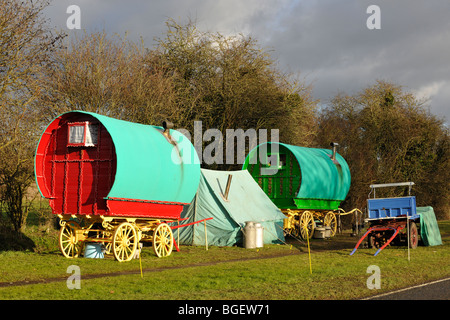 Romani (Gypsy) camp su strada sulla B3407, Hampshire, Inghilterra, Regno Unito. Foto Stock