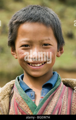 Il ragazzo, Yak imbrancandosi famiglia, Pele La Pass, ca 11.000 piedi, Bhutan Foto Stock