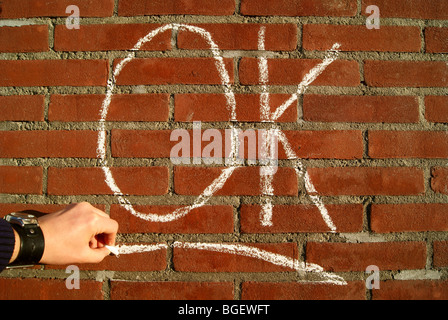 La parola OK sulla scritta in rosso di un muro di mattoni. Foto Stock