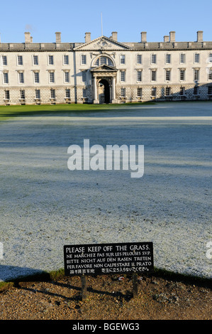 Inghilterra; Cambridge; si prega di mantenere spento il segno di erba davanti al palazzo di Gibbs Kings College Foto Stock