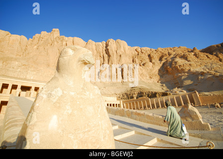 LUXOR, Egitto. Il tempio mortuario della Regina Hatshepsut (Deir el-Bahri) sulla sponda ovest del Nilo. 2009. Foto Stock