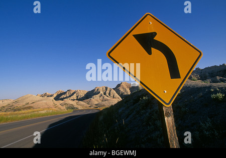 Una curva autostrada segno sulla principale strada di accesso nel Parco nazionale Badlands, Dakota del Sud Foto Stock