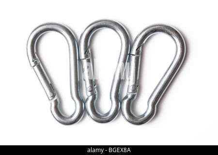 Climber di metallo moschettone su sfondo bianco Foto Stock