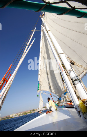 ASWAN, Egitto. Una feluca sul Nilo. Foto Stock