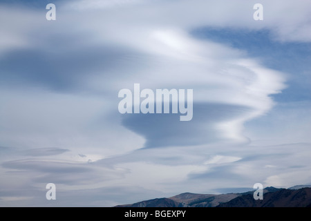 Nuvole lenticolari sopra la Sierra Orientale Montagne, California Foto Stock