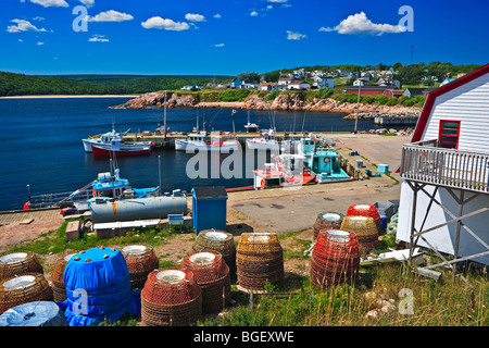 Barche ormeggiate nel porto di Neils visto da Neils Harbour Point, Cabot Trail, Cape Breton, Nova Scotia, Canada. Foto Stock