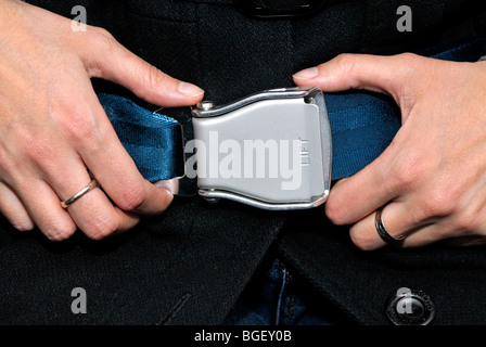 Cintura di sicurezza degli aeromobili, 'close up' di cintura di sicurezza in aereo Foto Stock