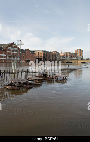 Burst banks of River Ouse dopo la pioggia (sommerso di una strada sul fiume allagata, acqua allagata, panchine da tavola danneggiate) - York, North Yorkshire, Inghilterra Regno Unito. Foto Stock