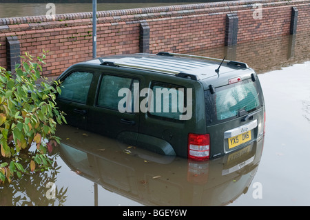 Un filamento auto nelle acque di esondazione del fiume Ouse, York. Foto Stock