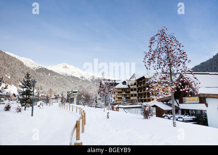 St Anton am Arlberg, Tirolo, Austria, l'Europa. Centro città ricoperta di neve nel comprensorio di sci alpino a metà inverno Foto Stock