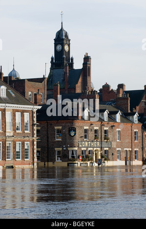 Il fiume Ouse ha scoppiato le sue banche dopo la pioggia pesante (il lungofiume sommerso sotto l'acqua di alluvione alta & gli edifici allagati) - York, Yorkshire del Nord, Inghilterra, Regno Unito. Foto Stock