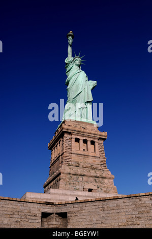 La Statua della libertà a New York USA contro un cielo blu - Foto Stock