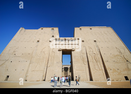 EDFU, Egitto. Il pilone presso il Tempio di Horus. Foto Stock