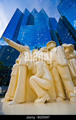 La Folla illuminato dall'artista Raymond Mason all'ingresso della BNP Tower - Laurentian Bank Tower nel centro cittadino di Montreal, Que Foto Stock