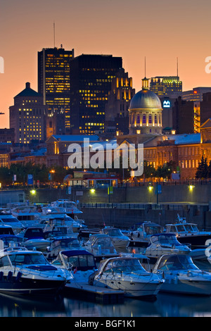 Città di Montreal e Yacht Club Montreal visto dalla torre dell'orologio di notte nella vecchia Montreal e il Vecchio Porto di Montreal, Quebec, Cana Foto Stock