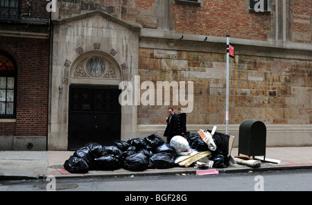 Sacchetti per rifiuti e rifiuti in attesa di essere ritirati a Manhattan New York USA Foto Stock