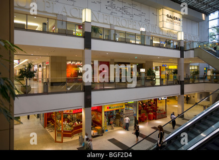 Vista dentro la Galeria Krakowska: il più grande centro commerciale per lo shopping a Cracovia centro città. Cracovia in Polonia. Foto Stock